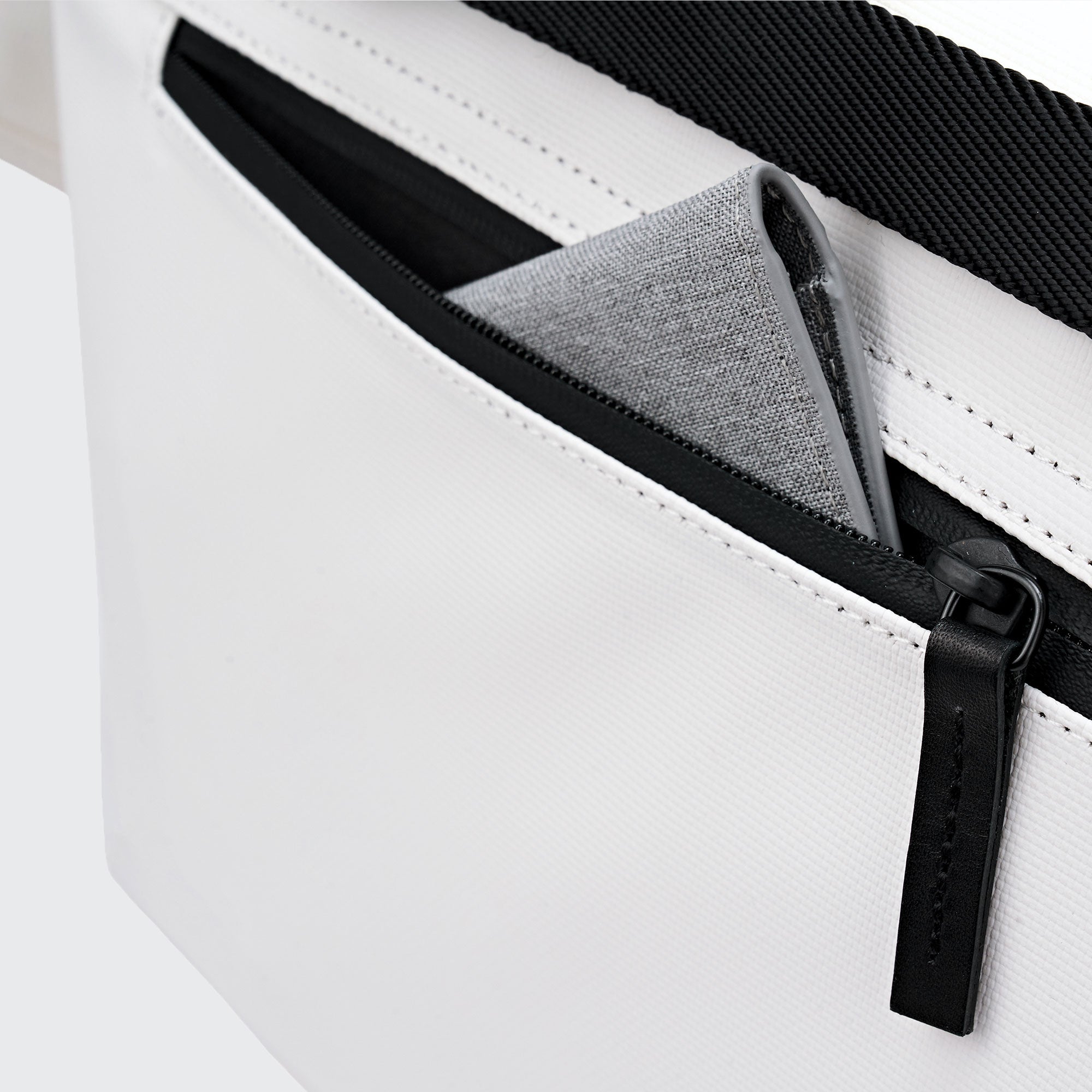 Special Sale - URBAN MESSENGER 13L - VENQUE