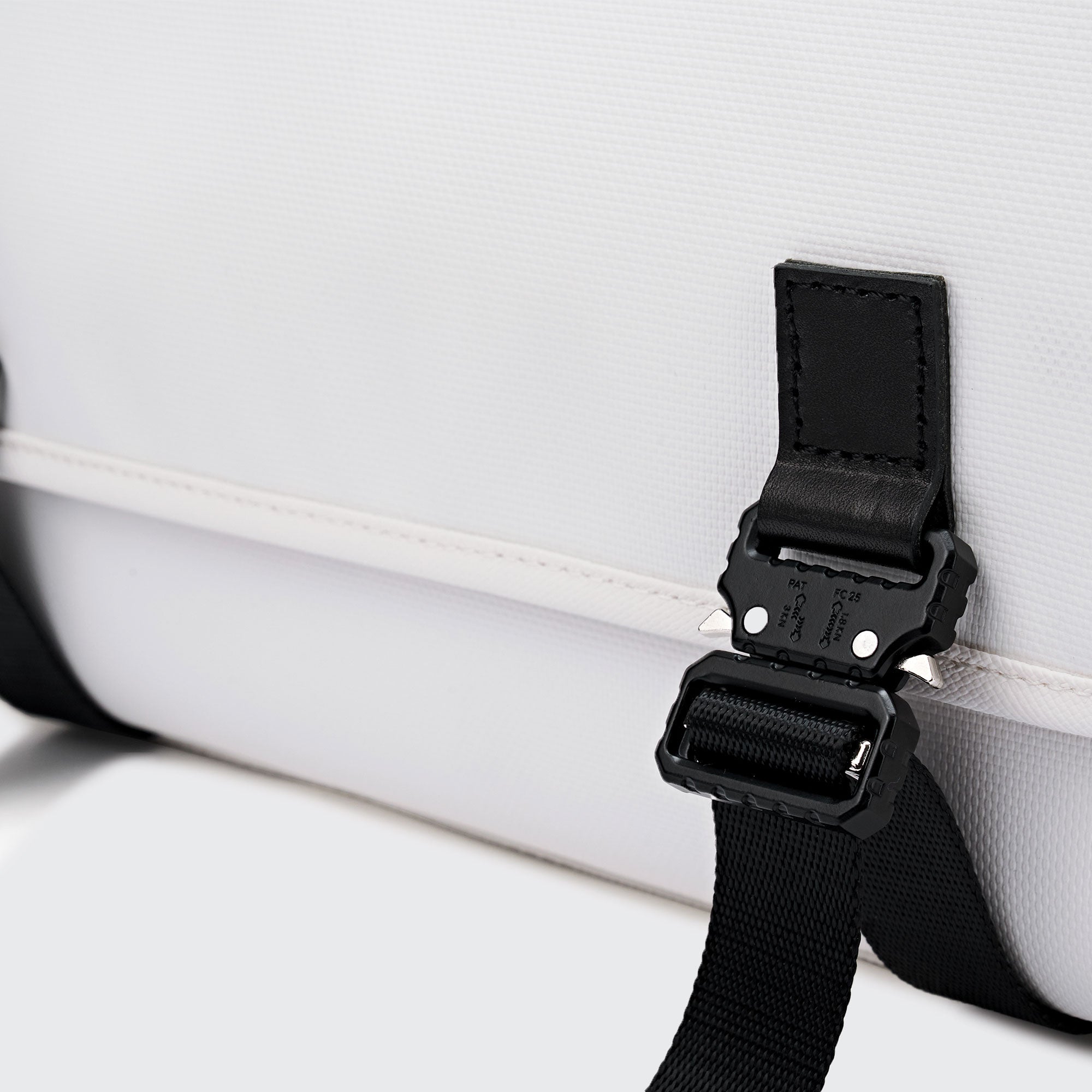 Special Sale - URBAN MESSENGER 13L - VENQUE