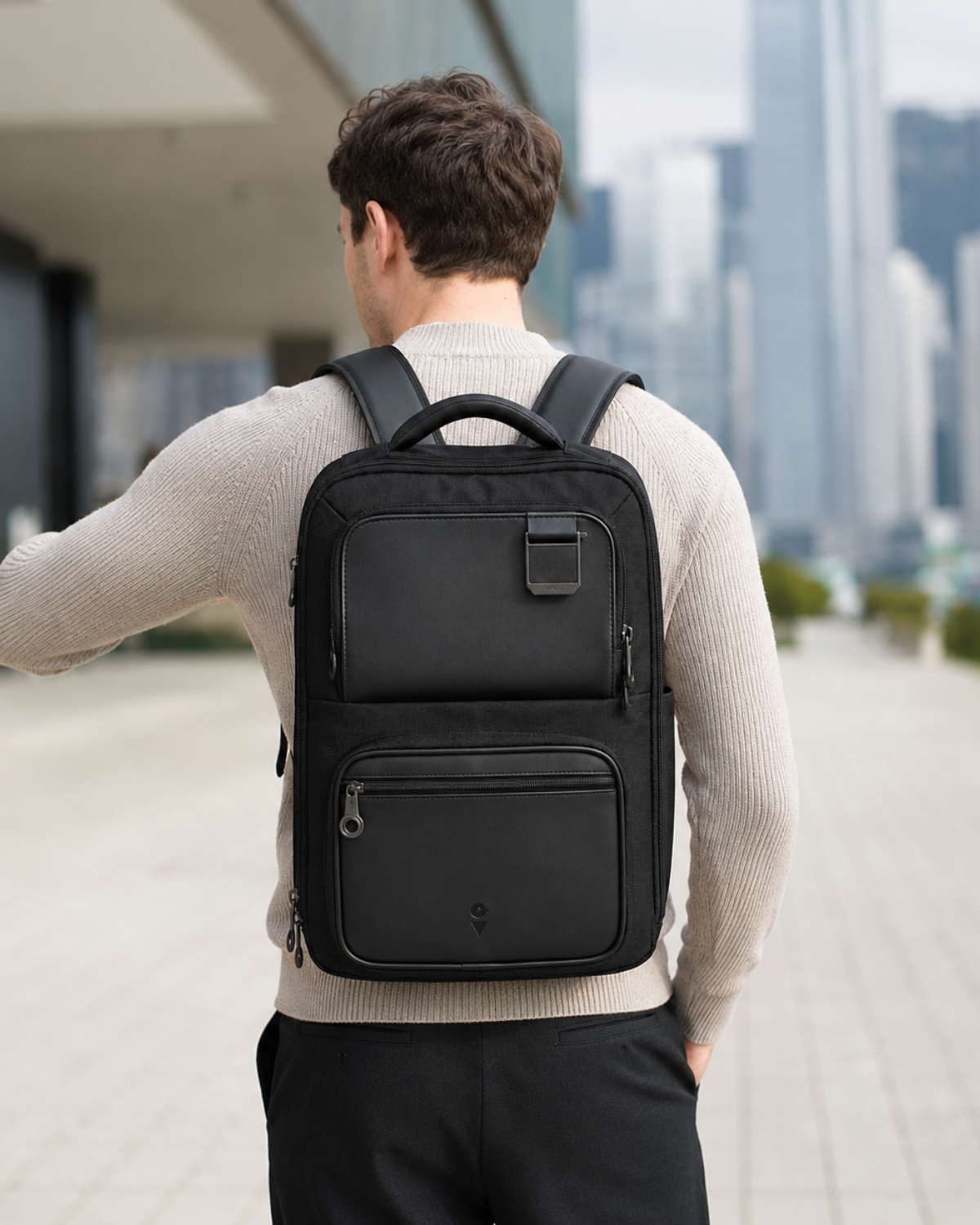 Man wearing the Envoy Business Pack in the city, back view