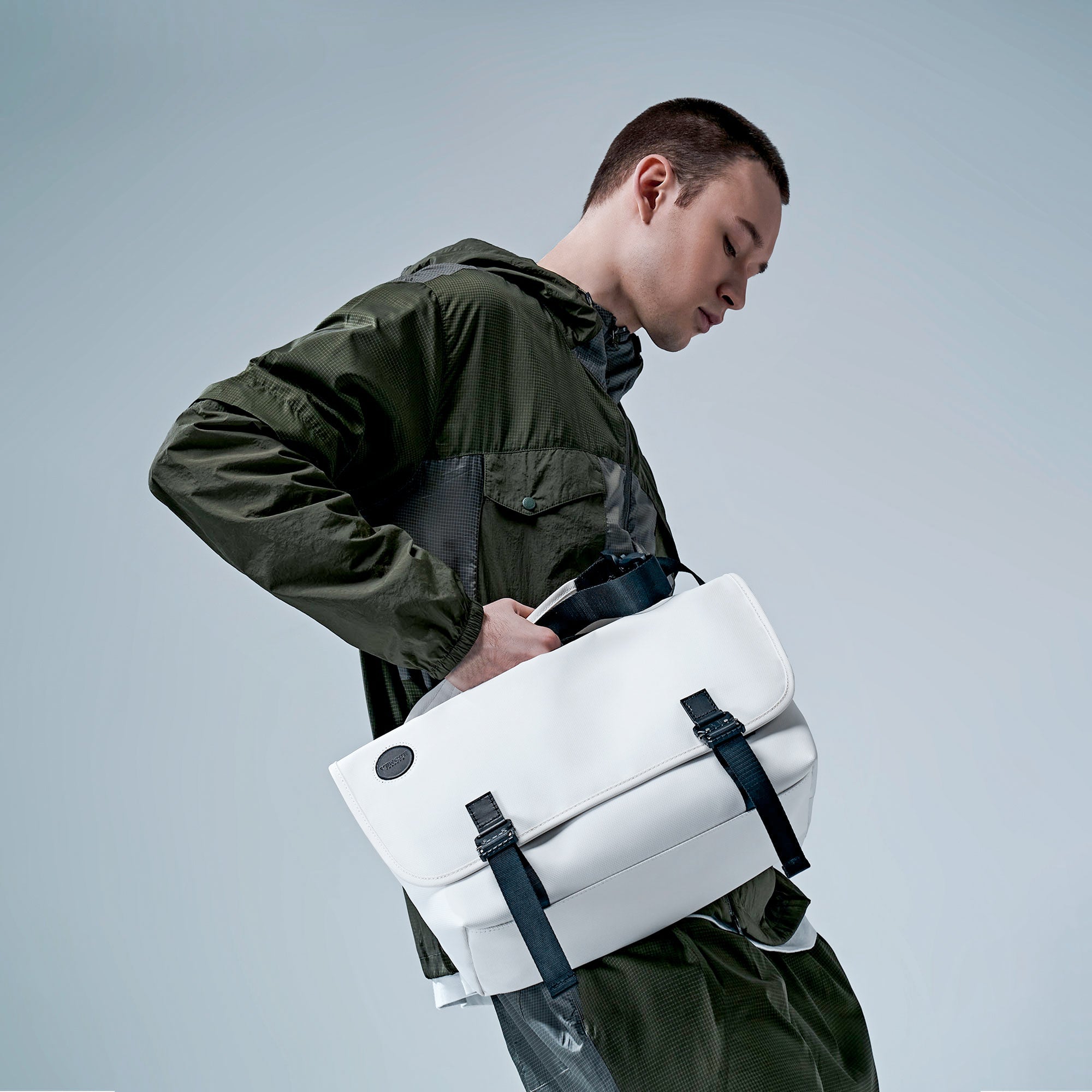 Special Sale - URBAN MESSENGER 13L - VENQUE